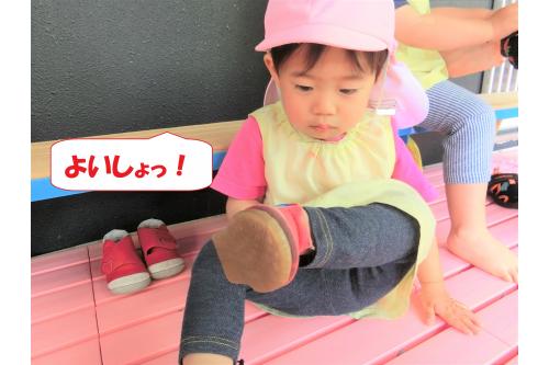 次に頑張っていることは、<span style='color:#ff0000;'>「靴を履くこと」</span>です。<br><br><br>お外に出たらまずは<span style='color:#7f00ff;'>「自分の靴を探そうね」</span>と伝えているので<br><span style='color:#00ffff;'>「あった!」</span>と見つけることができています(*^^*)<br><br><br><span style='color:#0000ff;'>「びりびり(マジックテープ)外そうね」</span>や<span style='color:#00ff00;'>「靴のかかとをひっぱるよ」</span>など少し難しいですが<br>保育者と一緒に行っているうちに<br><span style='color:#ff00ff;'>少しづつ自分でもできるように</span>なってきました!<br><br><br><br>最近では<span style='color:#ff0000;'>「自分でする!」</span>と最後まで<br>自分で履こうとする姿も少し見られるようになっています。<br><br><br>マジックテープの止まり具合や靴の左右確認など<br>最終チェックを保育者が行い<span style='color:#ff007f;'>「OK!」</span>と伝えると<br><span style='color:#00ff00;'>「いぇ~い!」</span>とハイタッチをして園庭へ遊びに向かっています!<br><br><br>自分でしたい気持ちとできないもどかしさの中で<br>難しい時期ではありますが、さりげない援助の中で<br>子どもたちの<span style='color:#ff007f;'>「できた!」</span>という自信に繋げていけたら良いなと思っています。<br><br><br>また、次回のブログもお楽しみに<span style='color:#ffff00;'>★</span>