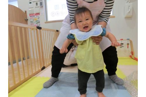 プチプチのマットの上を<br>ジャンプしたり、歩いて<br><span style='color:#ff1e8e;'>プチプチの感触に全身を使って<br>楽しみましたよ♪</span><br><br>次回のブログもお楽しみに<span style='color:#0aff0a;'>★</span>