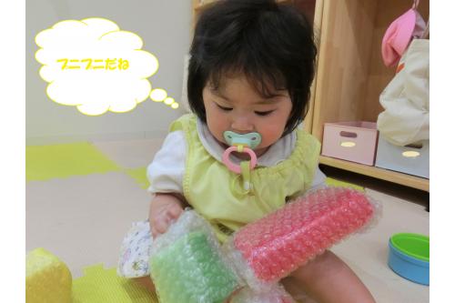 その後は、プチプチを巻いた<br><span style='color:#198cff;'>ソフト積み木</span>で遊んだり、<br>