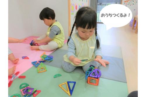 正方形や半円などのいろいろな形のマグビルドを使って、<br><span style='color:#ff00ff;'>立体を作ること</span>が上手になってきました<span style='color:#ff7f00;'>★</span><br><br><span style='color:#007fff;'>おうち</span>を作ったり、<span style='color:#7fff00;'>アイスクリーム</span>に<br>見立ててみたり・・・<br>