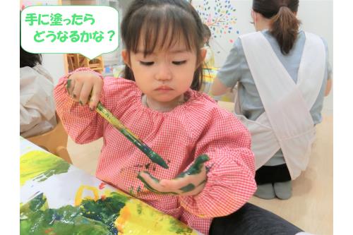 <span style='color:#ff7f00;'>「おてて(にも塗っていい)?」</span>と保育者に聞き<span style='color:#ff00ff;'>「いいよ~!冷たいかな?」と言われると</span><span style='color:#007fff;'>「冷たい!」</span>と言いながらも無心で手に塗り広げていましたよ<span style='color:#ffff00;'>★</span><br><br>爪に器用にぬりぬりと塗っている子もいたり<span style='color:#00ff00;'>「ぺったん!」</span>と手形を取ってみる子もいました!<br><br><br>大胆な遊びが大好きなりすチームらしく道具だけでなく手も使ってとーっても楽しいお絵描き<span style='color:#007fff;'></span>になりました<span style='color:#ff0000;'>♥</span><br><br>お片付けの時は「また、しようね!」とお話もしてくれましたよ<span style='color:#00ffff;'>(*^^*)</span><br><br>また、次回のブログもお楽しみに<span style='color:#ffff00;'>★</span>