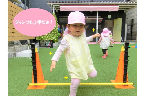 マウンテンポールでは、両脚でジャンプしたり<br>跨いだりして遊びました<span style='color:#ff7f00;'>♪</span><br><br>棒を高くするとはいはいでくぐって遊ぶことも<br>できます<span style='color:#ff14ff;'>★</span><br><span style='color:#007fff;'>「もうちょっと高くしてもいいよ！」</span><br>と言っているお友達もいましたよ<span style='color:#ff2d96;'>(*^^*)</span><br><br>次回のブログもお楽しみに<span style='color:#7fff00;'>！</span>