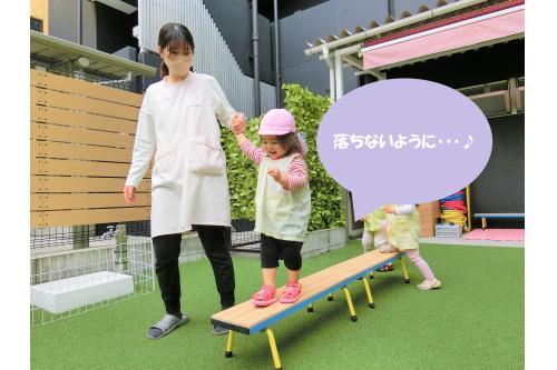 先日、園庭で<span style='font-size:1.2em;'><span style='color:#7fff00;'>サーキット遊び</span></span>をしました<span style='color:#ff23ff;'>♪</span><br><br><span style='color:#ff0000;'>平均台</span>や<span style='color:#007fff;'>バランスストーン</span>、<span style='color:#ff7f00;'>マウンテンポール</span><br>などを使ってたくさん体を動かしましたよ<span style='color:#00ffff;'>★</span><br><br>運動機能がさらに発達し、ちょっとした高いところでも<br>バランスよく歩くことができたり、<br>両脚跳びも上手になりました<span style='color:#7f00ff;'>！</span><br><br><span style='color:#ff389b;'>「落ちないように～♪」</span>と言いながら<br>平均台を歩いていた子どもたちです<span style='color:#ff0000;'>♥</span>