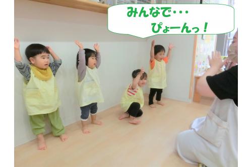 <span style='color:#00ff00;'>「ぴょーん」</span>の絵本は読み始めからみんながそわそわ…<br><br><br>かえるや魚がぴょーんと跳ねると子どもたちも一緒になって<span style='color:#7f00ff;'>ぴょーん!</span>と跳ねる真似っこ<span style='color:#ff00ff;'>♥</span><br><br>両手を目いっぱい挙げてぴょーんとする姿は<span style='color:#ff00ff;'>とってもかわいい</span>です。<br><br><br>絵本に登場する生き物を見て<span style='color:#ff007f;'>名前もどんどん覚えてきている</span>りすチーム★<br><br><br>来週の遠足でもいろんな動物たちの名前を覚えれたら良いなと思います♪<br><br><br>また、次回のブログもお楽しみに<span style='color:#ffff00;'>★</span>