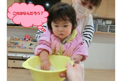 <span style='color:#007fff;'>水</span>に浸してすこし柔らかくなってくると、<span style='color:#ff7f00;'>初めて</span>触る感触に<br><br><span style='font-size:1.4em;'><span style='color:#00ff00;'>ドキドキ……</span></span>していましたが、<br>気持ちよかったようでずっと握りしめていましたよ<span style='color:#ff00ff;'>♪</span>
