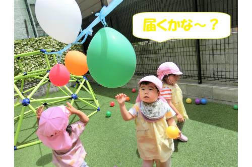 ロープで吊った風船めがけてボールを投げてみよう!!<br><br><br>初めは<span style='color:#ff00ff;'>少し遠い位置から投げていた</span>子どもたち。<br><br>遠くて届かず<span style='color:#00ff00;'>「あれ?」</span>と不思議そうにしていましたよ。<br><br><br>近づいて投げてみよう~!と保育者の言葉を聞いて真下あたりから<span style='color:#007fff;'>ボールを投げて<br></span><br>見事命中すると<span style='color:#ff7f00;'>「やったぁ!」</span><span style='color:#7f00ff;'>「できた!」</span>と、とーっても嬉しそうでしたよ<span style='color:#ff0582;'>♥</span>