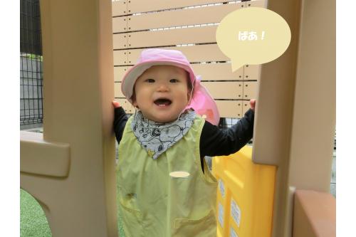最近は、園庭の遊具が<br>気になるようで、<br>お家のドアを開けて<br><span style='color:#ff840a;'>「ばあ!」</span><br>と<span style='color:#8e1eff;'><span style='font-size:1.2em;'>隠れんぼ</span></span>を楽しんでいます<span style='color:#ff1489;'>★</span>