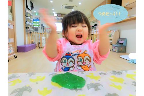 『触ってみてどう?』と質問してみると<br>『<span style='color:#0f87ff;'>つめた~い!</span>』とおおはしゃぎ♪<br><br><br><br><span style='color:#ff14ff;'>『きもちいい!』</span><span style='color:#0a84ff;'>『みて!ながーーーい!』</span>と<br>それぞれ感触を楽しんで遊んでいましたよ♪<br><br><br><br><span style='color:#0fff0f;'>『もっとあそびたい!!』</span>と遊べる時間まで<br>集中して遊んでいました(*^^*)<br><br><br>次回のブログもお楽しみに<span style='color:#ff0582;'>★</span>