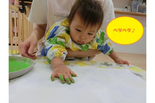 両手についた<span style='color:#ff7f00;'>絵の具</span>を紙いっぱいにペタペタ<span style='color:#ff0000;'>♪</span><br><br>好きな<span style='color:#0000ff;'>色</span>を選んで紙いっぱいにつけたり、<br><br>時々<span style='font-size:1.2em;'><span style='color:#ff0000;'>手のひら</span></span>を見て手についた絵の具を確かめたり<br><br>とっても<span style='font-size:1.2em;'><span style='color:#ff00ff;'>集中</span></span>して絵の具遊びを楽しんでいました<span style='color:#0000ff;'>(^^)</span>