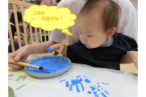 絵の具の<span style='color:#ff7f00;'>感触</span>や<span style='color:#007fff;'>色</span>に<br><br><span style='color:#00ff00;'>興味津々</span>で<br><br><span style='font-size:1.2em;'>じーっと</span>観察したり、<br><br>手で触って感触を確かめたり<span style='color:#ff05ff;'>(*^^*)</span>