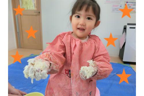 次は<span style='color:#ff00ff;'>水を加えていよいよ粘土</span>に。<br><br><br>トロトロとした感触にびっくりしながらも<span style='color:#ff7f00;'>「混ぜ混ぜ～♪」</span>と混ぜてくれていましたよ。<br><br><br>びよーんと伸びるのを見て<span style='color:#7f00ff;'>「やる！」</span>と先生の真似をしたり、足に塗り広げて<span style='color:#00ff00;'>「冷たいっ！」</span>と楽しんでいました。<br><br><br>思っていた感触と違い<span style='color:#007fff;'>嫌に</span>なってしまった子もいましたが新しい感触に出会うことができて良かったです<span style='color:#ff00ff;'>(*^^*)</span><br><br>暑い時期ならではの感触遊びもどんどん楽しめたらなと思います<span style='color:#00ffff;'>♪</span><br><br>また、次回のブログもお楽しみに<span style='color:#ffff00;'>★</span>