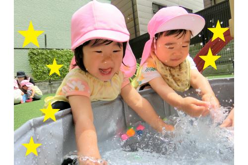 その後はボールを取り出してから<br>みんなでプールの<span style='color:#ff007f;'>水を勢いよくばちゃばちゃ!</span><br><br>水しぶきが上がるたびに<span style='color:#007fff;'>「うわぁ~!」</span><span style='color:#00ff00;'>「ばちゃんした!」</span>と大興奮でお話ししてくれましたよ<span style='color:#ffff00;'>★</span><br><br><br>これから子どもたちと<span style='color:#ff00ff;'>大好きな水遊びをめいっぱい楽しみながら</span>過ごしていきたいと思います!<br><br><br>また、次回のブログもお楽しみに<span style='color:#ffff00;'>★</span>