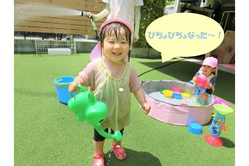 途中で子どもたちからのシャワー攻撃も<span style='color:#ff7f00;'>！</span><span style='color:#ff28ff;'>♪</span><br><br><span style='color:#93ff28;'>「まてまて～！」</span>と<br>追いかけっこも楽しみましたよ<span style='color:#2391ff;'>(*^^*)</span>