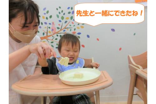 <span style='color:#ff00ff;'>ひよこチーム(0歳児)</span>は先生と一緒にフォークを持って挑戦！<br><br><br>ぎゅっと<span style='color:#ff7f00;'>自分で握る</span>ことができるようになりました♪<br><br><br>高野豆腐を刺してみようと見せてあげると<span style='color:#7fff00;'>手を伸ばして興味津々</span>でした<span style='color:#ff00ff;'>♥</span><br><br>たくさん刺すこともできて笑顔も見られましたよ<span style='color:#007fff;'>(*^^*)</span>