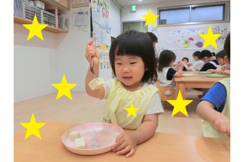 <span style='color:#ff7f00;'>りすチーム(1歳児)</span>はフォークについてるゾウさんのところを持ってねと伝えると<br><span style='color:#007fff;'>「ぎゅーっ！するよ」</span>と言いながら握っています。<br><br><br>高野豆腐は少し刺しにくさもありましたが、<br><span style='color:#00ff00;'>お皿に手を添える</span>と刺せることに気づき何度もチャレンジしていましたよ<span style='color:#00ffff;'>(*^^*)</span>