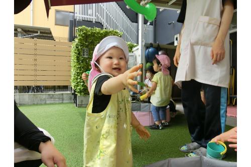 慣れてくると、<br>保育者が持っている<span style='color:#8e1eff;'>ジョウロ</span>や<span style='color:#19ff19;'>シャワー</span>に<br>自ら手を伸ばし、<br><span style='color:#ff389b;'><span style='font-size:1.2em;'>「もっとお水をかけて！」</span></span><br>というように保育者にアピールしてくれました<span style='color:#ff2d2d;'>♥</span>