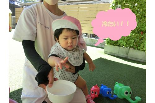 初めての水遊びで<span style='color:#ff19ff;'><span style='font-size:1.2em;'>ドキドキ</span></span>の子どもたち。<br>最初は<span style='color:#2391ff;'>そ～っと</span>慎重に水を触ります。。。<br>