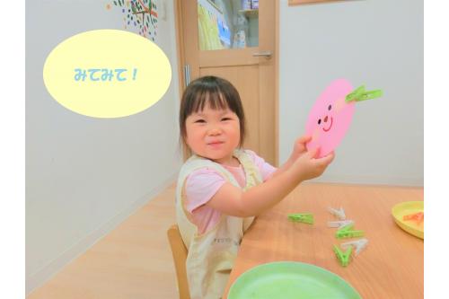 始めは「できない~」と言っていた子どもたちも<br>保育者と一緒に挑戦したり、何度も繰り返していくうちに<br>コツを掴んで一人でできるように<span style='color:#ff7f00;'>!</span><span style='color:#ff38ff;'>★</span><br><br>最後は<span style='color:#93ff28;'>「できた!」</span>の声が増えて<br>とても嬉しかったです<span style='color:#ff2d2d;'>♥</span>