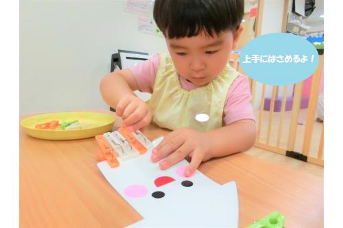 生き物の足や耳に見立てて洗濯ばさみを<br>挟んでいきます<span style='color:#007fff;'>!</span>