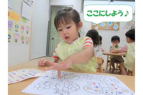 自由に白い紙に貼るのも楽しいのですが、今回は<span style='color:#ff00ff;'>丸が書かれたシール台紙</span>にチャレンジ！<br><br><br><span style='color:#ff7f00;'>「丸の中に貼ってみようね」</span>と説明すると<span style='color:#00ff00;'>「ここ？」「丸あったよ～！」</span>と言いつつも集中して貼ることができました<span style='color:#ffff00;'>(*^^*)</span><br><br><span style='color:#00ffff;'>「シールちょうだい」「次どれ？」</span>とどんどん貼っていた子どもたち。<br><br><br>指先が器用になってきて<span style='color:#ff00ff;'>細かい遊びもどんどん楽しめる</span>ようになっていますよ<span style='color:#ff0000;'>♪</span><br><br>また、次回のブログもお楽しみに<span style='color:#ffff00;'>★</span>