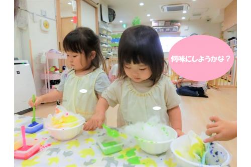 氷に見立てた綿の上に<br>ちぎったティッシュをかけ、<br>さらにその上から絵の具で作った<br>シロップをかけました<span style='color:#007fff;'>！</span><br><br><span style='color:#ff0f0f;'>イチゴ</span>や<span style='color:#89ff14;'>メロン</span>、<span style='color:#ffff00;'>レモン</span>など<br>それぞれ好きな色や味を選びましたよ<span style='color:#ff28ff;'>♥</span>