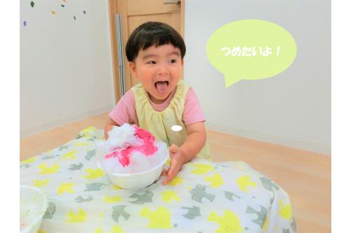 <span style='color:#ff7f00;'>「せんせい食べてみて！」</span><br>とかき氷をくれる子どもたち<span style='color:#007fff;'>(*^^*)</span><br><br><span style='color:#00ffff;'>「つめた～い！」</span><br><span style='color:#ff2dff;'>「おいしいね！」</span>と<br>一緒に食べる真似も楽しみました<span style='color:#9bff38;'>♪</span>
