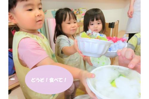 最後は<span style='color:#ff7f00;'>ひよこチーム（0歳児）</span>と<br><span style='color:#7fff00;'>りすチーム（1歳児）</span>にも<br>かき氷を渡しに行きましたよ<span style='color:#ff28ff;'>♥</span><br><br>みんなに褒めてもらえて<br>照れくさそうにしている<br>うさぎチームでした<span style='color:#870fff;'>(*^^*)</span><br><br>夏ならではの遊びはたくさんあるので<br>まだまだ子どもたちと楽しみたいと思います<span style='color:#ff1919;'>！</span><br><br>次回のブログもお楽しみに<span style='color:#ff1e8e;'>♪</span>