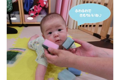 <span style='color:#ff00ff;'>ふわふわ</span>のスポンジは<br><br>不思議な<span style='color:#ff7f00;'>触り心地</span>で、初めは<br><br><span style='color:#ff0000;'>触りたくないよー!!</span>とイヤイヤしていましたが、<br><br>慣れてくると<span style='color:#007fff;'>気持ちよさそう</span>に握ったり、足でふんで<br><br><span style='color:#7f00ff;'>感触</span>を楽しんでいました<span style='color:#ff7f00;'>♪</span>