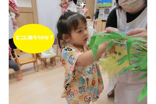 自分で製作した笹飾りを<br><span style='color:#ff2391;'>「どこに飾ろうかな？」</span><br>と笹に飾り付け、<br>自分でできると<br>得意気な表情を見せてくれていましたよ<span style='color:#ff9328;'>★</span><br><br>その後は、<span style='color:#1489ff;'><span style='font-size:1.2em;'>天の川レース</span></span>を楽しみました<span style='color:#ff2391;'>♪</span><br><br>チームに分かれて、、<br><span style='color:#2828ff;'><span style='font-size:1.4em;'>よーいどん！！</span></span>