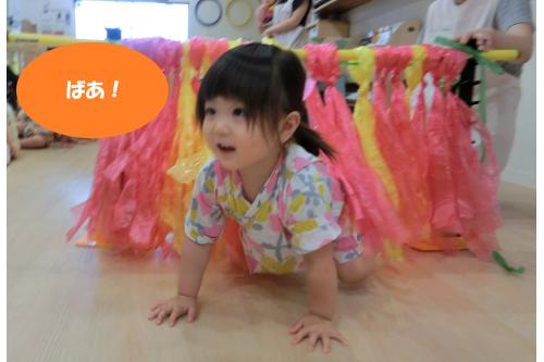 すずらんテープの<span style='font-size:1.2em;'><span style='color:#ff23ff;'>トンネル</span></span>を<br>勢いよく通り抜けて、<br>洗濯ばさみに吊るしてある<span style='color:#ffff42;'><span style='font-size:1.2em;'>星</span></span>を<br>力いっぱい引っ張ります。<br>