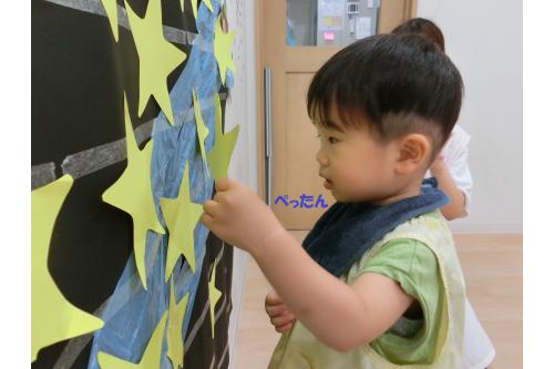 取った星を、<span style='color:#1e8eff;'>ぺったん</span>と<br>天の川に貼り付けると。。。。。<br>