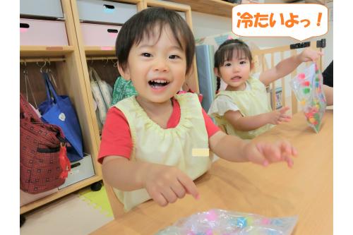<span style='color:#ff7f00;'>手芸用のポンポンと洗濯のり</span>が入った袋を初めて見たみんなは興味津々。<br><br>袋の外から中をのぞいてみたり、触ったりしていた子どもたち★<br><br><br><span style='color:#007fff;'>「冷たいっ!」</span><span style='color:#ff0000;'>「赤あるね」</span>とお話しながら楽しんでいました(^^♪<br><br><br>慣れてくると<span style='color:#ff00ff;'>ギューッと握って</span>感触を楽しんでいましたよ<span style='color:#ff7f00;'>♪</span>
