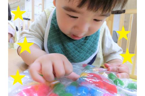 <span style='color:#7fff00;'>カラフルなポンポン</span>につられてどんどん顔を近づけていく姿も。<br><br><br>親指や人差し指を使って押し動かして遊ぶのも楽しくて<span style='color:#007fff;'>「あっち行ったよ~!」</span><span style='color:#ff00ff;'>「集まった!」</span>と教えてくれました。<br><br><br><br><span style='color:#007fff;'>新しい感触にウキウキ</span>で長い時間集中できた子ども達でしたよ<span style='color:#ff7f00;'>♪</span><br><br>また、次回のブログもお楽しみに<span style='color:#ffff00;'>★</span>