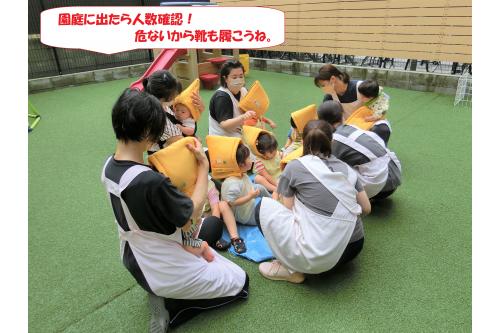 園庭に避難ができたら<span style='color:#00ff00;'>靴を履いて</span>園外へ逃げる準備をします。<br><br><br>避難訓練の度に<span style='color:#ff007f;'>「がれきやガラスを踏んだら怪我をするから靴を履こうね」</span>と伝えていることもあり<span style='color:#ff7f00;'>「危ないから靴履く！」</span>とうさぎチームは理解してくれていますよ。<br>