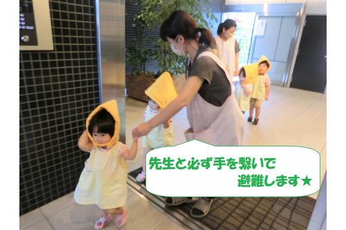 マンションのエントランスを通って散歩車のある玄関まで。<br><br><br><span style='color:#ff7f00;'>随時人数確認や子どもたちへの声掛け</span>を行い、スムーズで安全な避難ができます<span style='color:#ffff00;'>★</span>