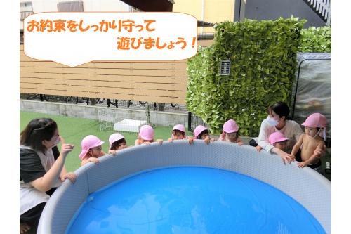 まずは、プールに入る前にお約束！<br><br><br><span style='color:#ff007f;'><span style='font-size:1.4em;'>●走らない<br>●お友だちを押さない<br></span></span><br><br>この二つを毎回伝えています。<br><br><br>水の中は<span style='color:#05ff05;'>危険がいっぱい</span>であることも伝え、安全にプール遊びを楽しめるようにしています。<br>