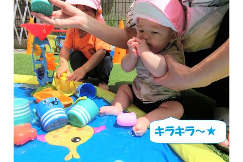 <span style='color:#007fff;'>ひよこチームは</span>ウォーターマットで遊びました♪<br><br><br>座るとお尻が濡れて心地よさそう…♪<br><br><br><span style='color:#ff7f00;'>近くのおもちゃに手を伸ばしたり、キラキラと光る水しぶきをじーっと見たり</span>と楽しみました！<br>