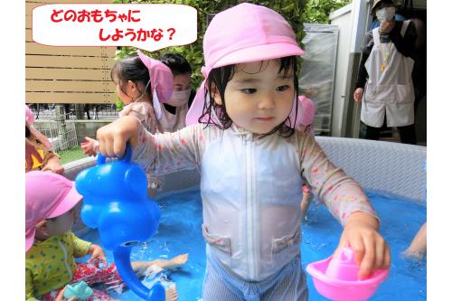 大きなプールの中には<span style='color:#ff007f;'>船、じょうろ、動物の浮き</span>などたくさんおもちゃが！<br><br><br><span style='color:#00ff00;'>どれで遊ぼうかな…？</span>と悩む姿も見られます<span style='color:#ff7f00;'>(*^^*)</span>