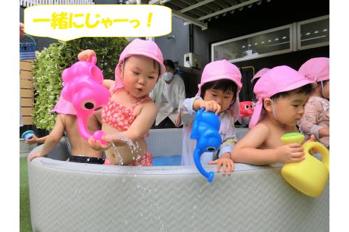 みんなで大切に育てている<span style='color:#00ff00;'>稲の水やりを思い出してじょうろでじゃーっ</span>としている姿も。<br><br><span style='color:#ff007f;'>「いくで～！せーの！」</span>と息を合わせてじゃーっと流して<span style='color:#ff7f00;'>「一緒にした♪」</span>と喜ぶ姿も見られました<span style='color:#00ffff;'>(*^^*)</span><br><br>今からさらに気温も上がり夏も本格化していきますが<span style='color:#007fff;'>プール遊びで楽しく涼しく</span>過ごせたらと思います！<br><br><br>また、次回のブログもお楽しみに<span style='color:#ffff00;'>★</span>