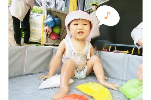 シャワーは少し苦手ですが、<br>手洗いやお風呂が大好きな<span style='color:#ff7f00;'><span style='font-size:1.2em;'>ひよこチーム</span></span>(^-^)(^-^)<br><br><br><span style='color:#ff0000;'><span style='font-size:1.2em;'><span style='color:#ff7f00;'>暑い夏</span></span></span>もプール遊びや水遊びをしながら<br><span style='color:#007fff;'>涼しく過ごしていきたいと思います☆彡</span><br><br><br><span style='color:#ff007f;'>次回のブログもお楽しみに~♪</span>