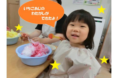白いわたがしでは少し寂しいねとお話しすると<span style='color:#ff0000;'>「赤！」</span>や<span style='color:#0000ff;'>「青色にしよう♪」</span>とお話ししてくれた子どもたち。<br><br>スプーンで絵の具を綿にかけると<span style='color:#00ff00;'>「きれい～！」</span>と楽しんでいましたよ<span style='color:#ff00ff;'>(*^^*)</span>