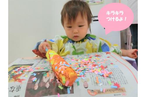 <span style='color:#ff870f;'>慎重に手でトッピングをつける子</span>や、<br><span style='color:#8c19ff;'>豪快にバナナに直接トッピングをつける子</span><br>など、飾り付ける方法は様々でした<span style='color:#ff1e1e;'><span style='font-size:1.2em;'>！</span></span>