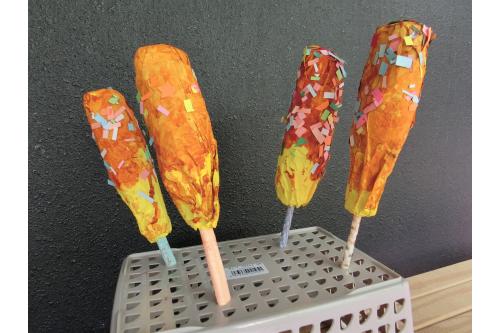 チョコレートをつけて、<br>キラキラパウダーをトッピングし、<br><span style='color:#ff1e8e;'>とっても美味しそうなチョコバナナが<br>出来上がりましたよ♪</span><br><br>次回のブログもお楽しみに<span style='color:#870fff;'><span style='font-size:1.2em;'>★</span></span>