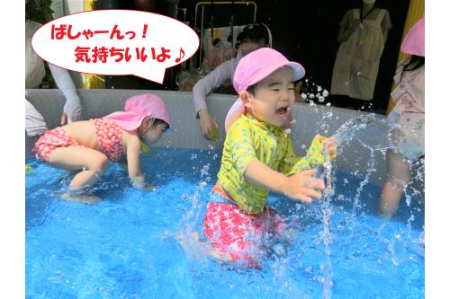 <span style='color:#ff00ff;'>「プール(する)?」</span>と毎朝聞いてくれるほどプール遊びが大好きな子どもたち<span style='color:#7fff00;'>(*^^*)</span><br><br>水着に着替えた時から<span style='color:#00ffff;'>ウキウキの様子</span>が伝わってきます<span style='color:#ffff00;'>♪</span><br><br>プールに入ると自分で<span style='color:#007fff;'>水をばっしゃーん!</span>とあげて大盛り上がり!<br><br><br>顔に水がかかるのは少し苦手な子もいますが暑い日にプールに入ると<span style='color:#ff7f00;'>気持ちよくてたまらない</span>という表情が見られますよ。<br>