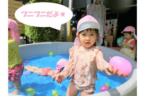 水風船を入れるとごっこ遊びのように<span style='color:#ff00ff;'>「どうぞ~」</span>と配ってくれたり感触を楽しんでぎゅっと握っていましたよ!<br><br><br>形が変わるのも楽しくて<span style='color:#7fff00;'>「ぐにゅっ!」</span>とたくさんお話をしてくれました<span style='color:#7f00ff;'>(*^^*)</span><br><br>いよいよ<span style='color:#ff7f00;'>8月</span>が始まります♪<br><br>体調に気を付けながらも<span style='color:#007fff;'>ダイナミックな夏の遊び</span>を楽しんでいきたいと思います!<br><br><br>また、次回のブログもお楽しみに<span style='color:#ffff00;'>★</span>