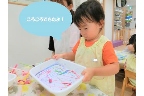 いざ、ビー玉を乗せると<br>お皿を<span style='color:#a347ff;'>左右</span>にころころ・・・<br><br>真剣な表情で転がしていましたよ<span style='color:#3399ff;'>(*^^*)</span><br>だんだん慣れてくると今度は<span style='color:#9bff38;'>上下</span>に<span style='color:#ff8e1e;'>!</span>