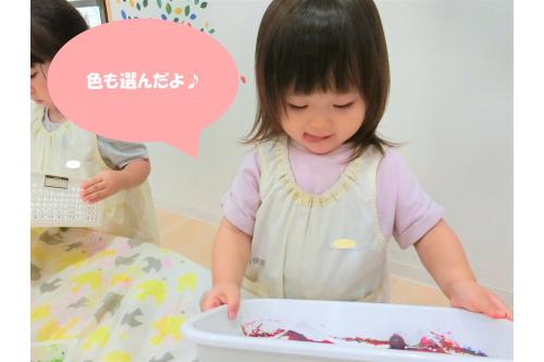 <span style='color:#ff8914;'>ビー玉転がし</span>で<br>うちわの模様を表現しました<span style='color:#ff3399;'>★</span><br><br>6色の絵の具を用意して、<br><span style='color:#007fff;'>「あお!」</span><br><span style='color:#8cff19;'>「グリーンにする!」</span>と<br>好きな色を選んだ子どもたち<span style='color:#ff4747;'>(*^^*)</span>
