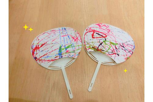 うちわの本体に<br>子どもたちが貼り付けて完成<span style='color:#ff2323;'>!</span><span style='color:#ff8e1e;'>★</span><br>素敵なうちわができました<span style='color:#ff389b;'>♥</span><br><br>次回のブログもお楽しみに<span style='color:#3399ff;'>!</span>