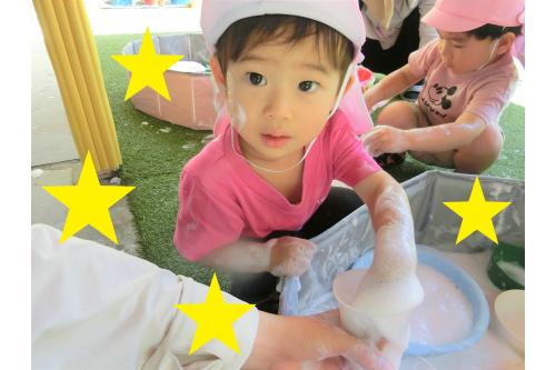 たくさんの泡を見て<span style='color:#ff00ff;'>「うわぁ~!」</span>とびっくりの様子でしたがすぐに<br><br><br><span style='color:#007fff;'>「ふわふわしてるね!」</span>と手ですくって洗面器に移してみたりぐるぐるかき混ぜたり…<br><br><br><span style='color:#00ff00;'>どうして遊ぼうかな</span>と考えている姿も見られましたよ♪<br>