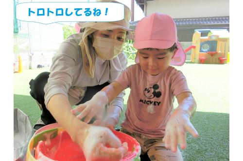 たくさんの泡をバケツに集めて<span style='color:#007fff;'>手をずぼっ</span>と入れている子も!<br><br><br><span style='color:#ff7f00;'>「トロトロってしててきもちいい!」</span>と中の感触を教えてくれました♪<br><br><br>泡のついた手をごしごしこすって<span style='color:#ff00ff;'>「あわあわ増えた~!」</span>なんて新しい発見も!<br>